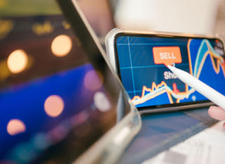 Handelaar die Bitcoin, Ethereum en forexopties op meerdere markten analyseert