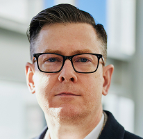 Portret van Alexander Hughes, CEO en directeur van een crypto-handelbedrijf
