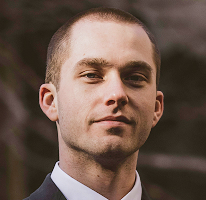 Portret van Thomas Whitfield, expert en handelsanalist op de crypto markt